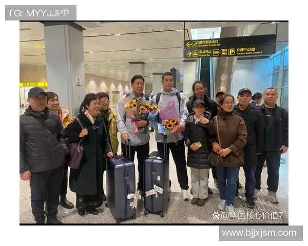球员赛后感谢粉丝热情接机 机场变成球迷海洋热情洋溢